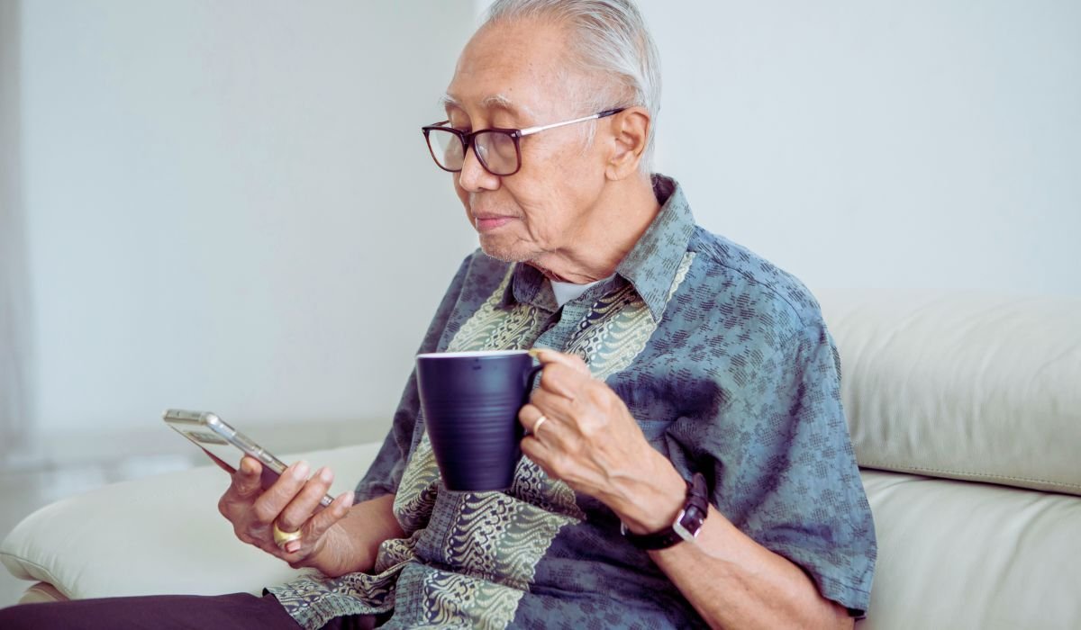 a elder use a smartphone